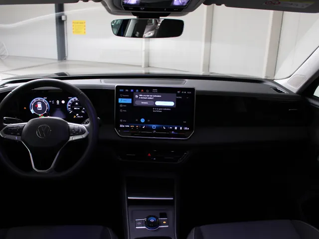 Volkswagen Tiguan 1.5 eTSI Automaat Navigatie | Trekhaak | Stoelverwarming | Lichtmetalen velgen