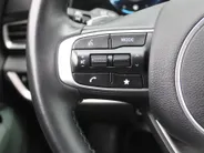 Kia Sportage 1.6 T-GDi Hybrid Dark Edition | Stuur-/stoelverwarming v+a | Camera | Elek. stoelverstelling | 18' LM | Cruise adapt. | Navi | Clima | Half leer/suède |