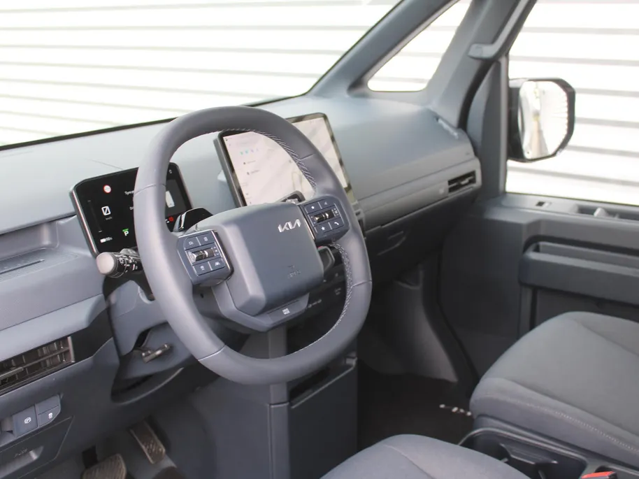 Kia PV5 L2H1 Elite DC 71.2 kWh | Luxe dubbele cabine | Zijwandbekleding | Vloerplaat | Privacy glass | Tot € 2.500 (inruil)voordeel bij aanschaf of 2,99% financiering |