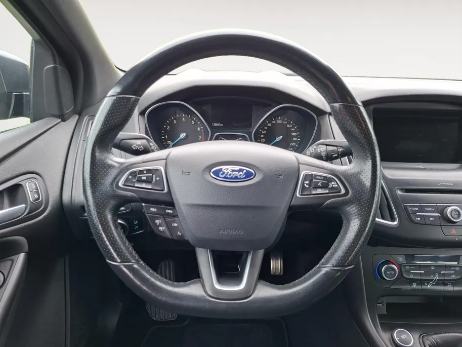 Ford Focus 1.0 ST-Line Wagon | Nieuwe distributieriem | Parkeersensoren | Navigatie | Climate Control | Voorruitverwarming | 17' Lichtmetaal | Trekhaak
