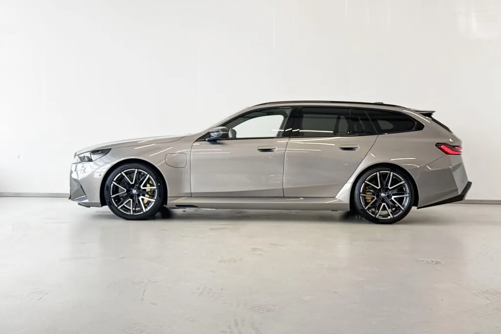BMW M5 Touring M Drive Professional