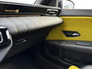 Renault 5 comfort range iconic cinq 52 kWh NU DEZE VOORRAAD AUTO MET 3460,- KORTING , Pack Safety & Advanced Driving Assist , allseason banden , Apple Carplay/Android Auto , stoel en stuurverwarming , navigatiesysteem , veel mooie opties.