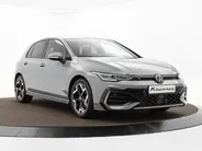 Volkswagen Golf 1.5 eTSI 150pk DSG R-Line · Apple/Android Car Play · Trekhaak ·  Camera + Parkeersensoren · Stoelverwarming · Garantie t/m 24-09-2030 of 100000km.