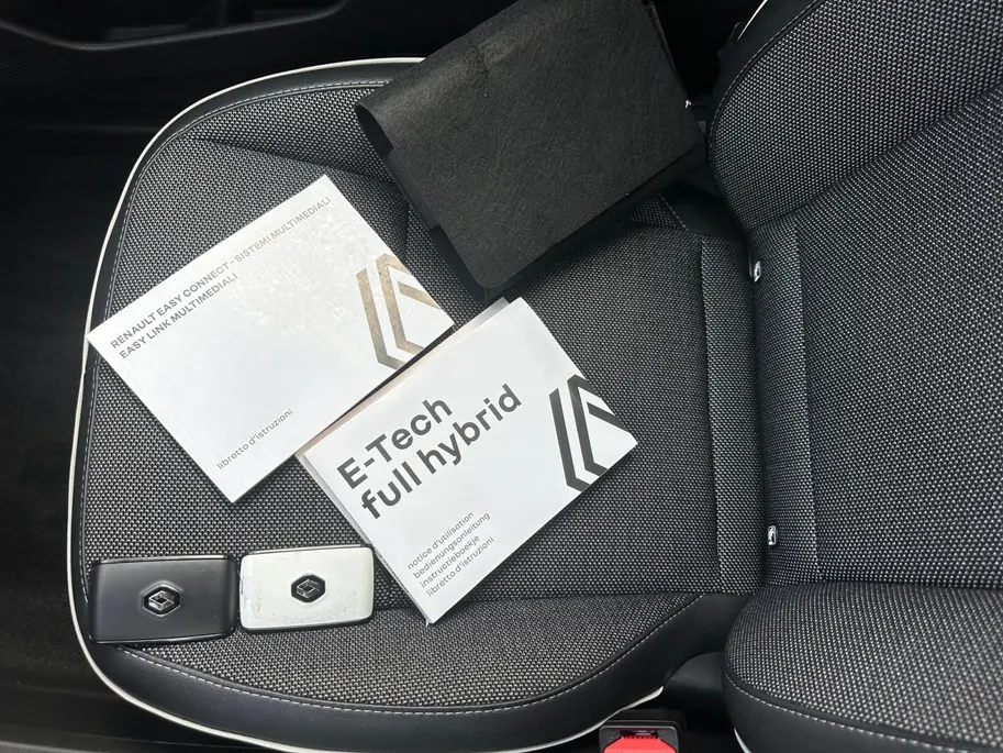 Renault Captur 1.6 E-Tech Hybrid 145 Intens | Automaat | Apple Carplay & Android Auto | Camera | Parkeersensoren | LMV | Cruise & Climate Control | 12 Maanden BOVAG Garantie