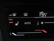 Volkswagen Polo 1.0 TSI 95pk DSG Style · Camera · Stoelverwarming · Apple/Android Car Play · Dodehoeksensoren · IQ Light · Navigatie · P-Sensoren · Getint Glas · 16'' Inch ·