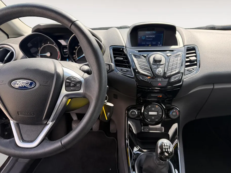 Ford Fiesta 1.0 EcoBoost Titanium | NL auto | Navigatie | Parkeersensor achter | Bluetooth | Cruise control | Verwarmde voorruit |