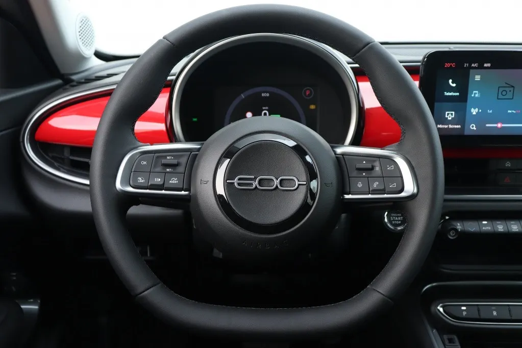 Fiat 600e RED 54 kWh | Carplay | Clima | Cruise | Direct Leverbaar