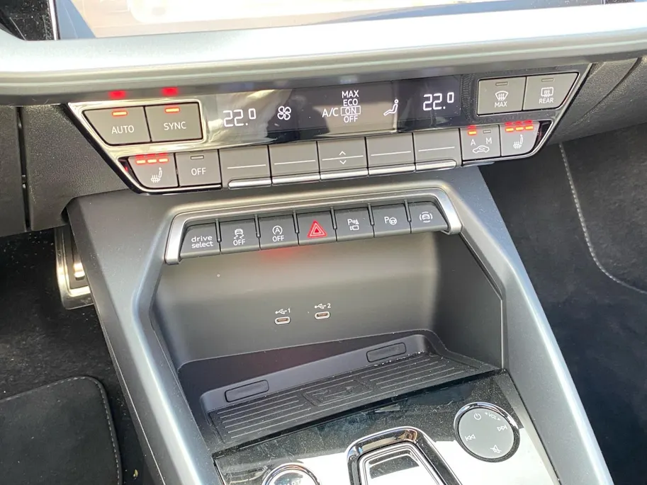 Audi A3 Sportback 35 TFSi mild-Hybrid S-Tronic aut. S Edition S Line Sportstoelen | Pano dak | SONOS Sound | Camera | Stoelverwarming | CarPlay | Cruise Control adapt. | Etc.