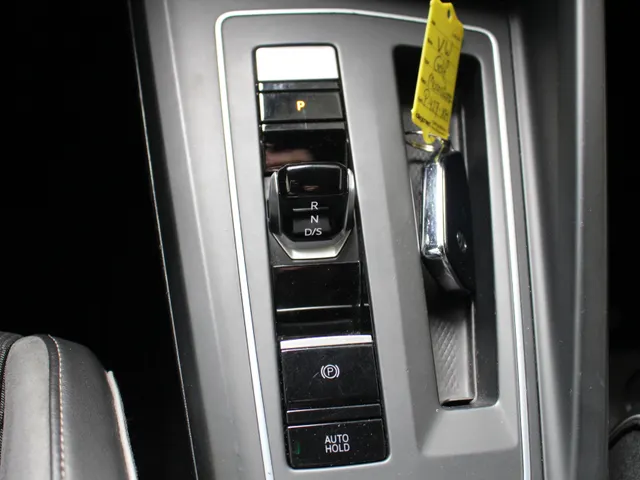Volkswagen Golf 1.5 eTSI R-Line (2x) DSG | Navigatie | LM '17 | PDC + Camera |  Aut. Airco