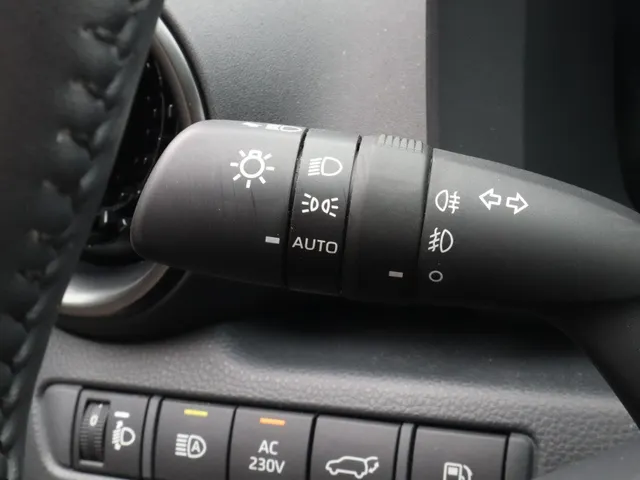 Toyota C-HR 2.0 PHEV 220 First Edition | Trekhaak | Stuur en stoelverwarming VERKOCHT