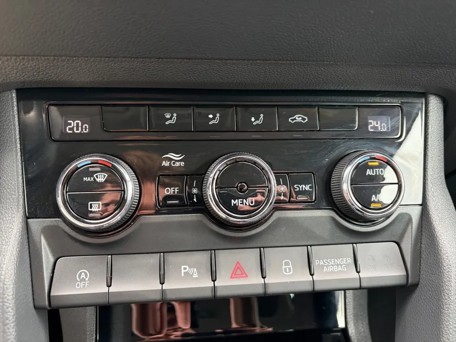 Škoda Karoq 1.5 TSI ACT Business Edition *Automaat*Navi via Carplay*Camera*Parkeersensoren*Climate Control*Keyless*Cruise Control*LM.Velgen*Zeer nette auto!