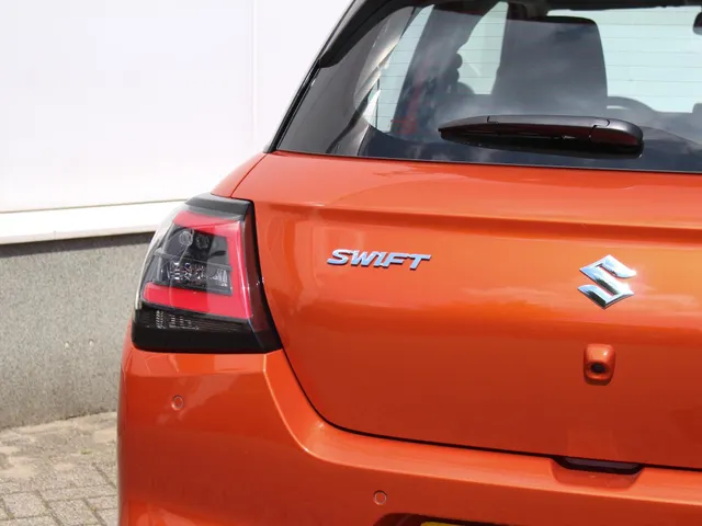 Suzuki Swift 1.2 Comfort Smart Hybrid | € 2200,- DEALERKORTING! | Snel Rijden!