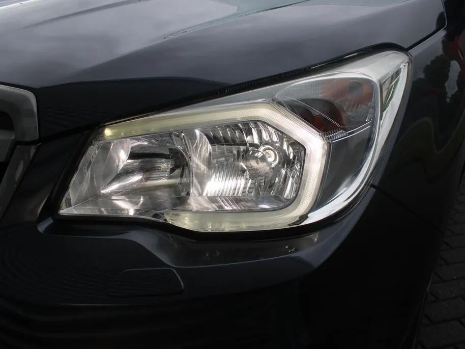Subaru Forester 2.0 Luxury Plus | Trekhaak | Camera | Stoelverwarming | Schuifdak | 17' LM | Clima | Xenon | Parkeersensor v+a | All seasons |