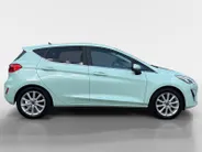 Ford Fiesta 1.0 EcoBoost Titanium | Dealer onderhouden | 1e eigenaar | Adapt. Cruise control | Parkeersensoren voor en achter | Achteruitrijcamera | Trekhaak | Navigatie | Apple carplay & Android auto | Voorruitverwarming | Privacy glas | Bovag garantie |