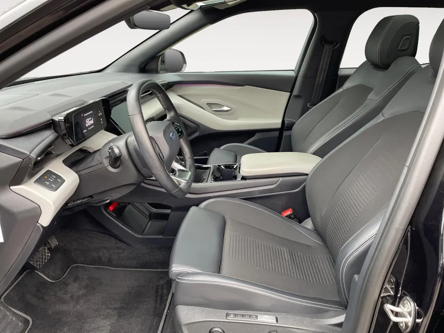 Ford Explorer Premium Extended Range RWD 77 kWh | Full Option | Black uitvoering | Trekhaak | Dealer onderhouden | AGR stoelen 12-wegs verstelbaar 21 inch wielen | Panoramadak | 1e eigenaar |
