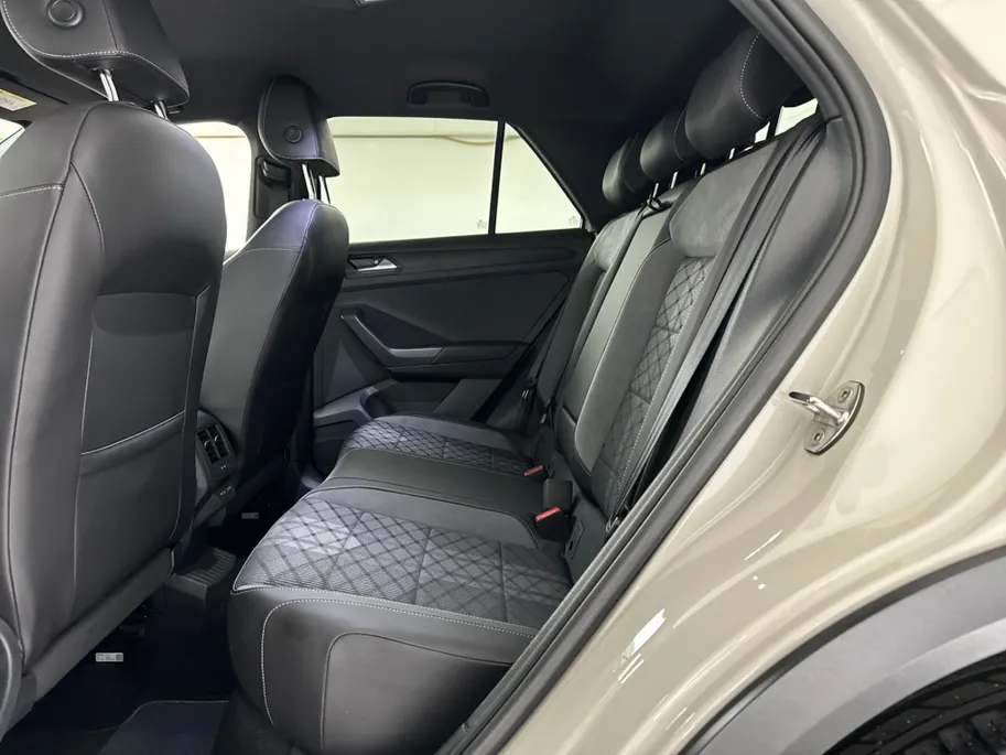 Volkswagen T-Roc 1.5 TSI R-Line DSG Automaat | IQ Light | Elektrische Achterklep | Winterpakket