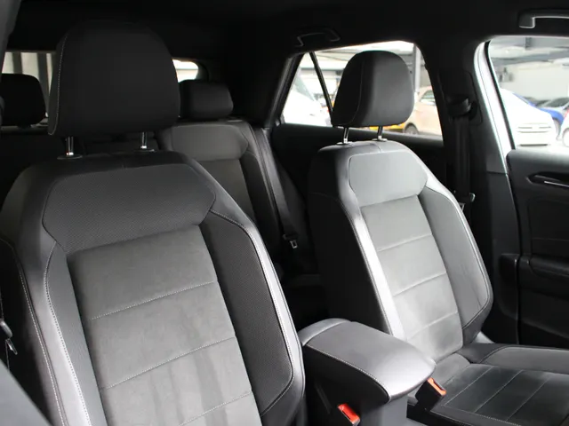 Volkswagen T-Roc 1.5 TSI R-Line DSG Automaat Blackstyle Navigatie | Climate Control | El. Achterklep | Camera | 4-Seizoenen banden