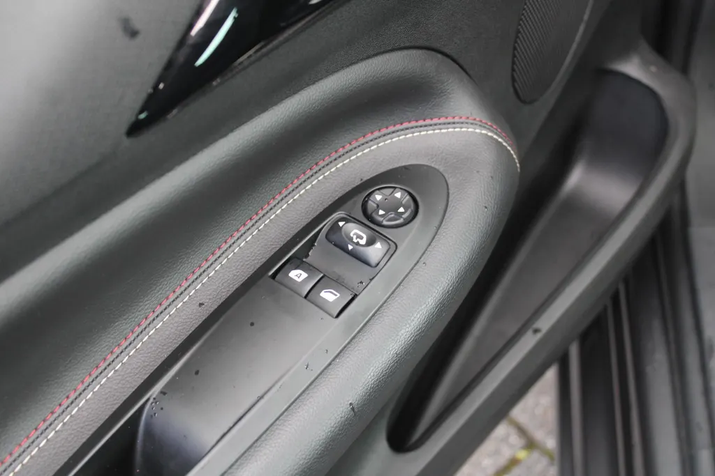 DS DS 3 1.2 PureTech Performance Line | Automaat | Navi | Trekhaak | Clima | 17' LM Velgen | Camera |