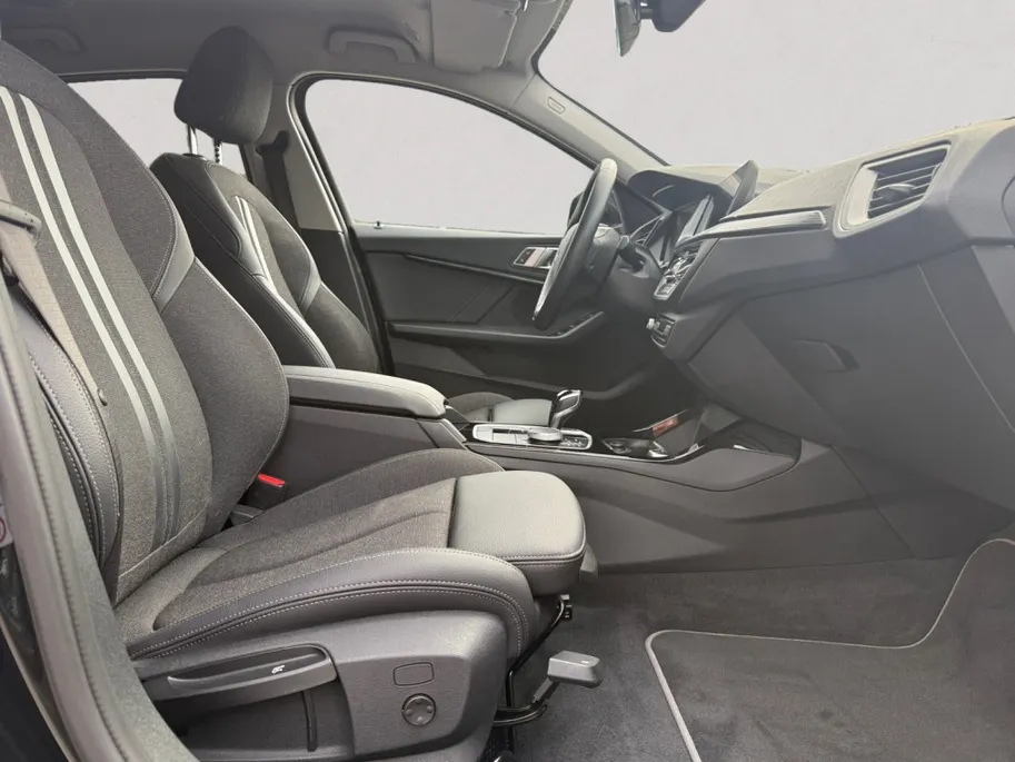 BMW 1 Serie Limousine 118i Sport Line Apple/Android draadloos | Automaat | Climate Con