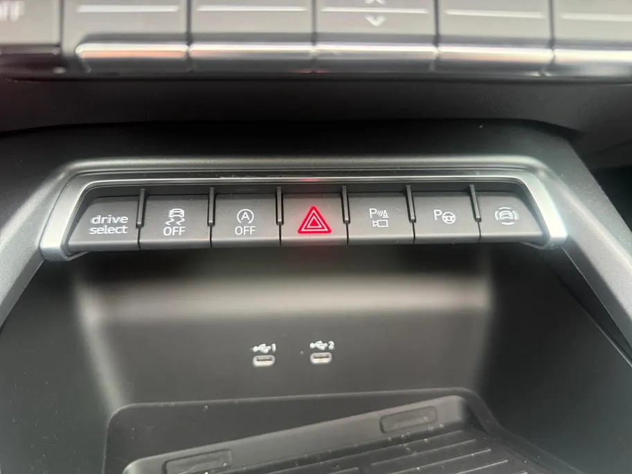 Audi A3 Sportback 35 TFSI S edition | 3X S Line | Schuif-Kantel Dak | Sportstoelen | SONOS | Camera | Stoelverwarming | Apple Carplay | Adaptief Cruise Control | Climate Control