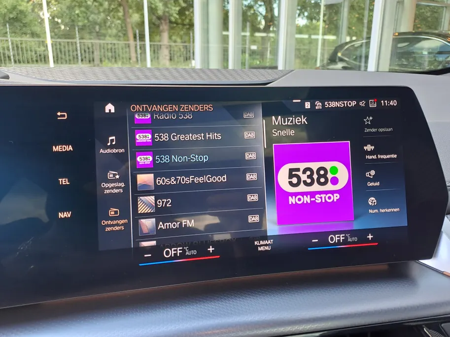 BMW 2 Serie Active Tourer 220i AUTOMAAT | Sensoren | Navigatie | Cruise | 360 Camera | Head-up display | Elektrisch verstelbare stoel | Apple Carplay/Android Auto