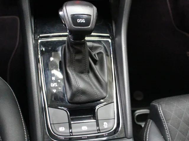 Škoda Kodiaq 1.5 TSI Business Edition DSG 7-Persoons Navigatie | Parkeercamera | 18' Velgen | Trekhaak