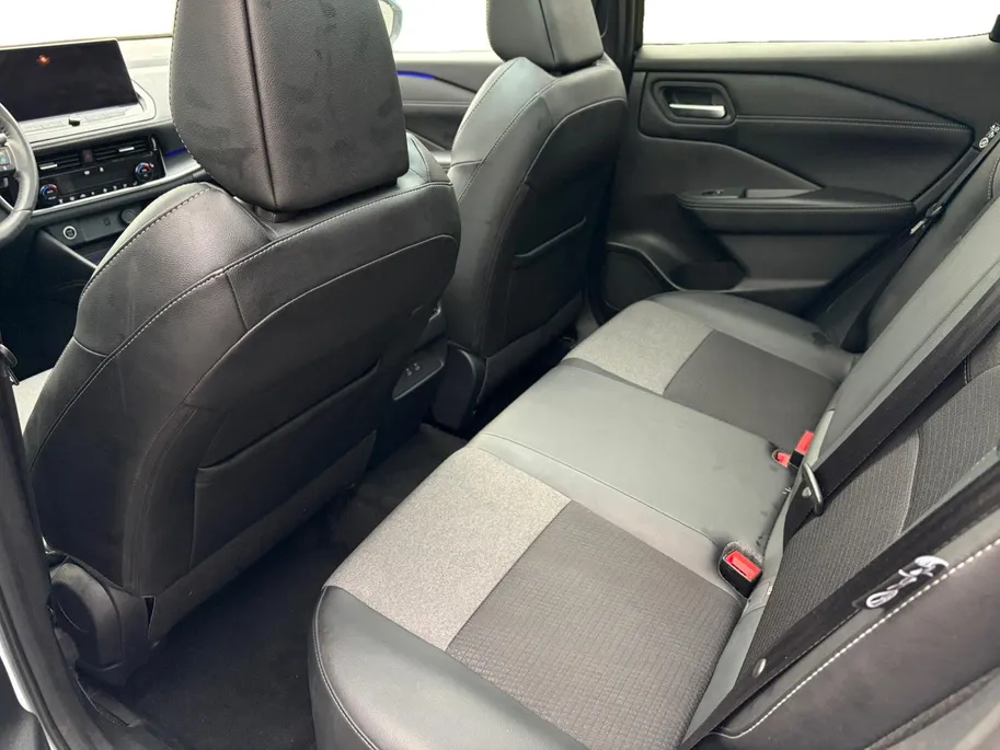 Nissan QASHQAI 1.3 MHEV Xtronic N-Connecta Apple Carplay/Android Auto , airco (automatisch) , cruise control adaptief met Stop&Go en stuurhulp , elektrisch bedienbare achterklep met sensorsturing , navigatiesysteem , panoramadak , voorstoelen verwarmd en stuur , rondomz