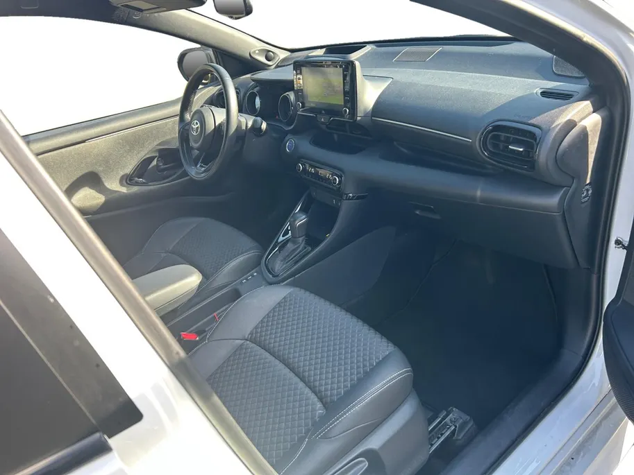 Toyota Yaris 1.5 Hybrid Executive Zeer compleet o.a. Navigatie, Trekhaak etc! Nu incl. 12 maanden garantie!