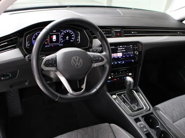 Volkswagen Passat Variant 1.5 TSI DSG Business | Navigatie | PDC + Camera | App Connect