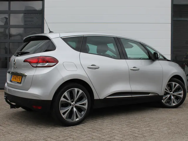 Renault Scénic 1.3 TCe Intens 140 PK | Trekhaak | Panoramisch dak | ECC | Camera achter | 1850 KG geremd |