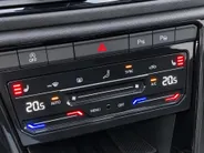 Volkswagen T-Roc 1.5TSI/150PK R-Line Black Style · Panoramadak · Apple/Android Car Play · Camera + Parkeersensoren · Garantie t/m 01-08-2027
