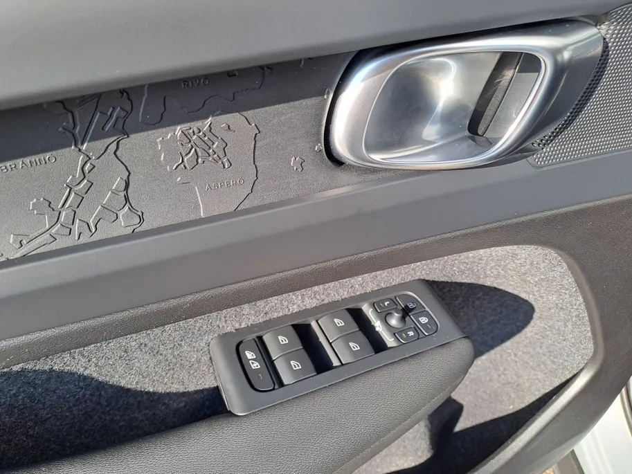 Volvo XC40 2.0 B3 Essential AUTOMAAT | Stuurverwarming | Stoelverwarming | Adaptieve Cruise | Apple Carplay/Android Auto