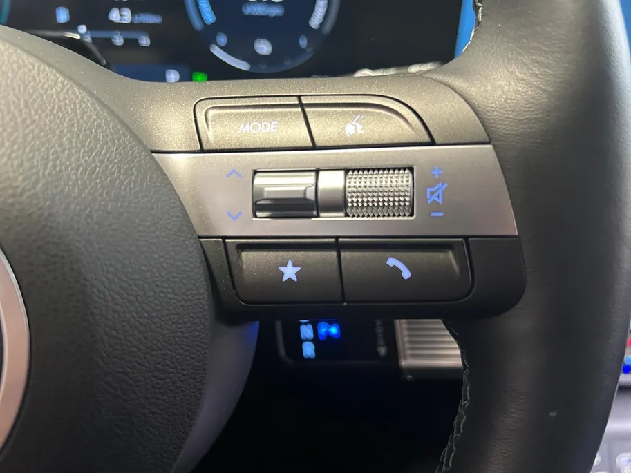 Hyundai Kona 1.6 GDI HEV Premium | Trekhaak Afn 13polig| Apple Carplay / Android Auto | Navigatiesysteem | Elektrisch Verstelbare Voorstoelen | Bestuurdersstoel + Geheugen | Parkeersensoren Voor + Achter | Camera Voor + Achter | Stoelverwarming + Stoelkoeling | Stuurv