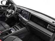 Volkswagen Tiguan 1.5 eHybrid 204pk DSG R-Line Edition · Panoramadak · 360 Camera · Inklap. Trekhaak · Matrix LED · Stuur- & Stoelverwarming + Massage · Achterbank verwarmd · Garantie t/m 09-10-2030 of 100.000km