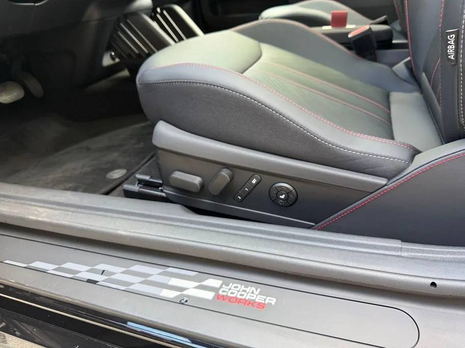 MINI 3-Deurs Cooper E John Cooper Works XL 40.7 kWh BOMVOL | Glassroof | Stoel + stuurverwarming | 360 Camera | Memory functie |