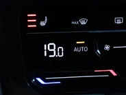 Volkswagen Tiguan 1.4 TSI eHybrid 245pk DSG R-Line Business · Camera · Dodehoeksensor · Stuur- & Stoelverwarming · Matrix LED · Keyless · 19'Velgen ·