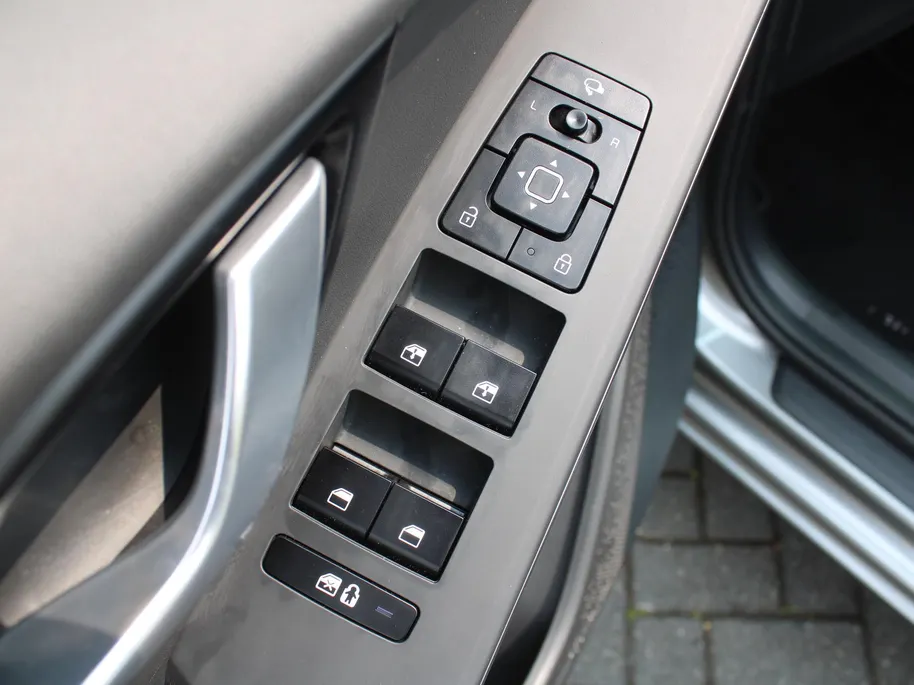 Kia Niro EV Edition Advanced 64.8 kWh | Stuur-/stoelverwarming | Elektr. stoelverstelling | Camera | Cruise adapt. | 17'LM | Clima | 17% bijtelling |