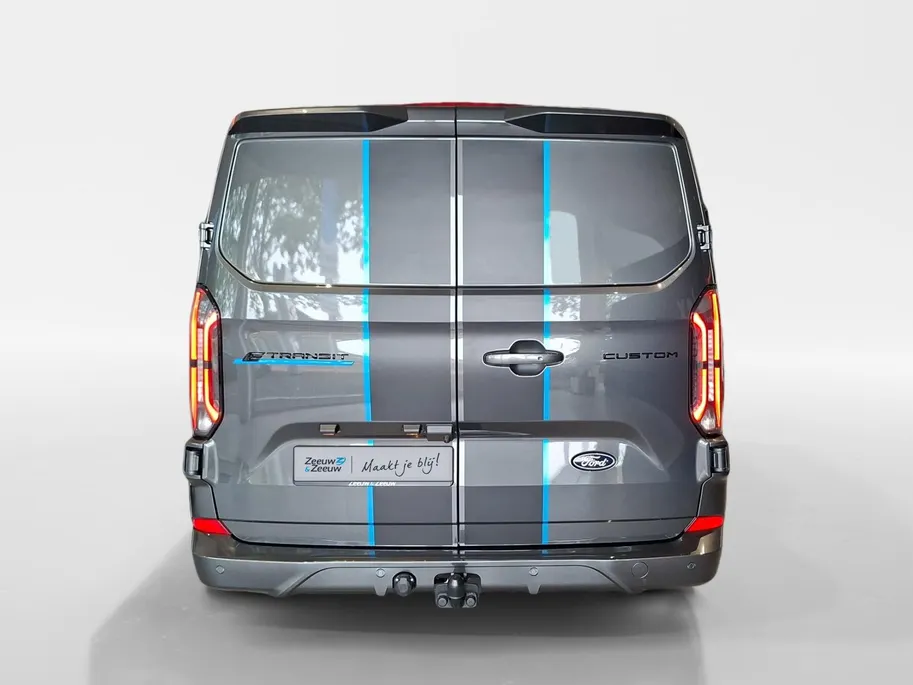Ford E-Transit Custom 340 L2H1 Sport 71 kWh 218 pk | NIEUW TE BESTELLEN | 17' LM velgen | Laadruimtebescherming | Achteruitrijcamera | All weather banden | Trekhaak | Rijklaarprijs!