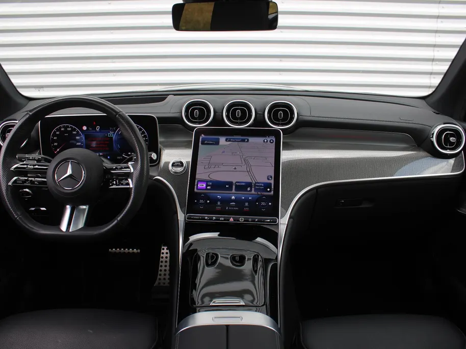 Mercedes-Benz GLC 300e 4MATIC AMG Line | 360 Camera | Schuifdak | Cruise adapt. | 20' LM | HUD | Treeplanken | Dodehoek detectie | Stoelverwarming + geheugen | BTW auto |