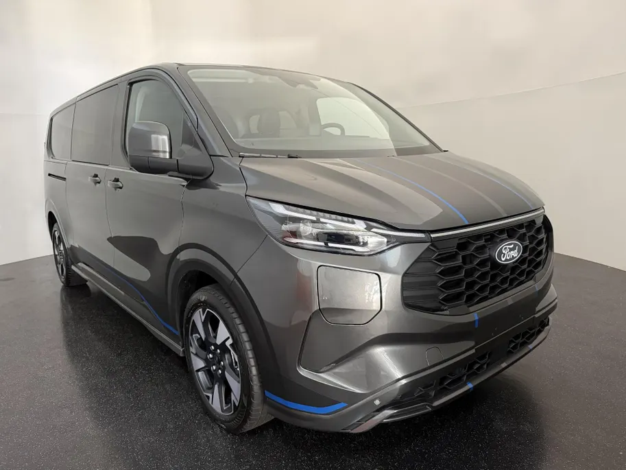 Ford Transit Custom 320 2.5 PHEV L2H1 Sport DC met o.a. uniek sport interieur, 19 inch lichtmetalen velgen, een trekhaak, een achteruitrijcamera en verwarmbare voorstoelen en stuurwiel