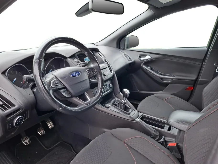 Ford Focus 1.0 ST-Line Wagon | Nieuwe distributieriem | Parkeersensoren | Navigatie | Climate Control | Voorruitverwarming | 17' Lichtmetaal | Trekhaak