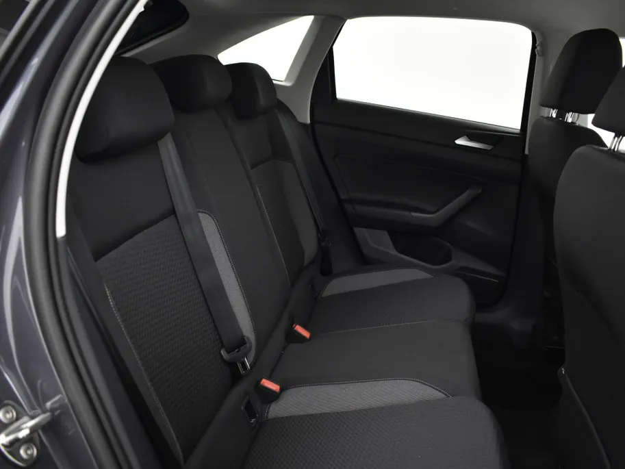 Volkswagen Taigo Life Edition 1.0 TSI 95 pk 5 versn. Hand · Camera · Apple/Android Car Play · P-Sensoren · Airco · 17'' Inch · Garantie t/m 23-10-2029 of 100.000km