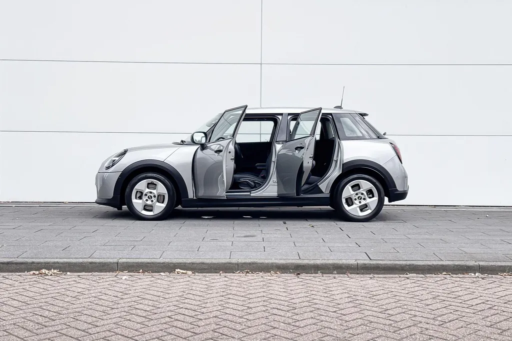 MINI Cooper 5-deurs Cooper C Essential