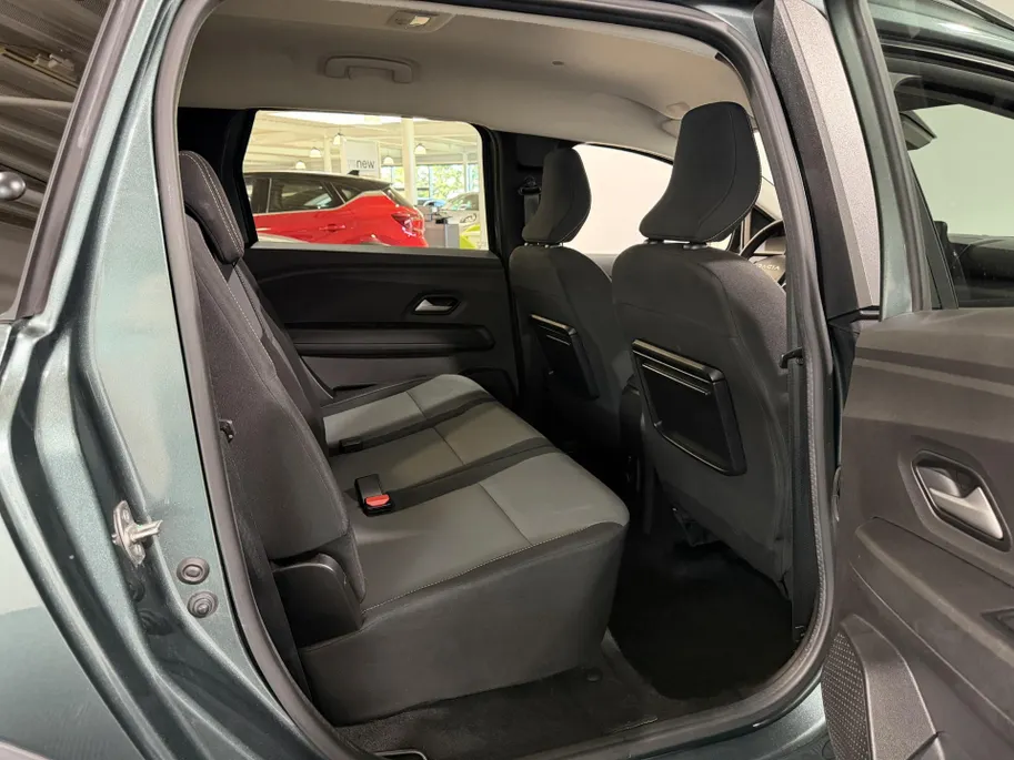 Dacia Jogger 140PK Hybrid Extreme 7p. Automaat | 7 Zitplaatsen | Camera | Parkeersensoren | Apple CarPlay/Android Auto | Digital Cockpit | Cruise Control | Lichtmetalen Velgen | Licht & Regen Sensor | Full LED |