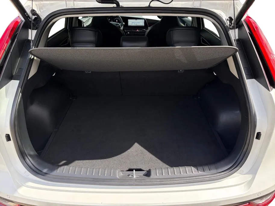 Kia Niro EV DynamicPlusLine 64.8 kWh | Glazen schuif-/kanteldak | Stoel- en stuurverwarming | Elektrisch bedienbare achterklep | Head-up display | Dodehoek assistentie | Achteruitrijcamera | Apple/Android Carplay | LED | Climate control