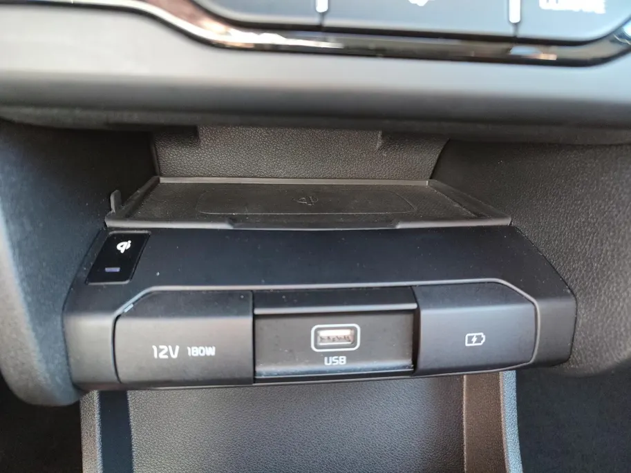 Kia e-Niro DynamicPlusLine 64 kWh | Warmtepomp! | Apple Carplay / Android Auto | Navigatiesyteem | Elektrisch Verstelbare Voorstoelen | Bestuurdersstoel + Geheugen | Stoelverwarming + Stoelkoeling | Stuurverwarming | Elektrisch Schuif / Kanteldak | Licht + Regensens