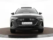 Audi e-tron 55 quattro S edition 95 kWh 408pk SOH 95,1 % · Panoramadak · Camera · Luchtvering · Elek. Stoelen + Geheugen · Afneembare Trekhaak · Matrix LED · Keyless ·