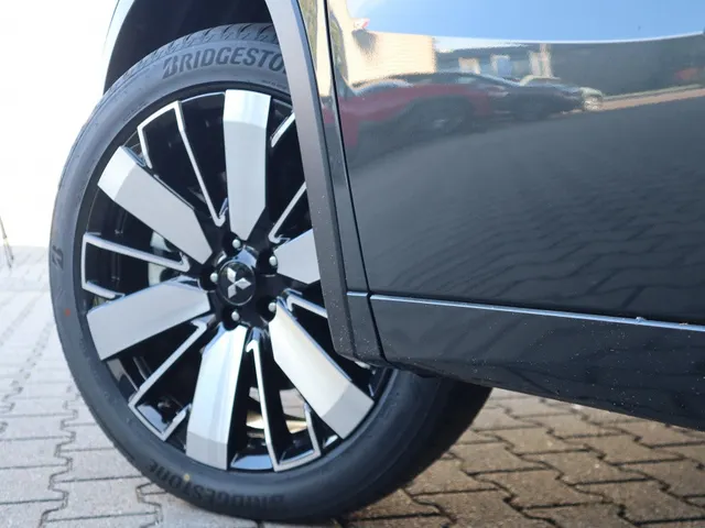 Mitsubishi Outlander 2.4 PHEV Instyle | Schui/Kantel Dak | Stoel Verwarming/Ventilatie | 1.600 KG Trekgewicht |