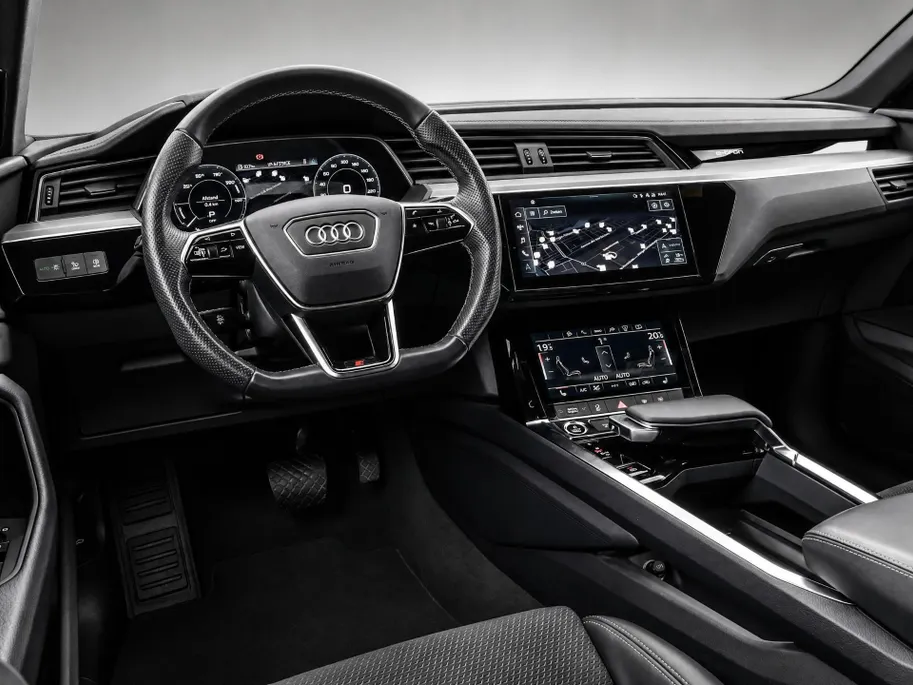 Audi e-tron 55 quattro 95 kWh 408pk S Edition · SOH 96,8% · Camera · Luchtvering · Afneembare Trekhaak · Head-Up Display · Elek. Achterklep · Stoelverwarming · 20'Velgen ·