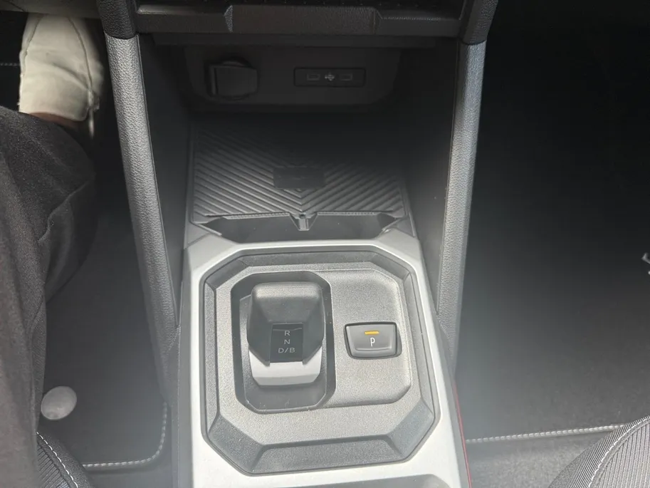 Dacia Duster 1.6 Hybrid 140 Journey NAVIGATIE AIRCO 360CAMERA CRUISE CONTROLE APPLE CARPLAY ANDROID AUTO HOGE INSTAP LET OP IS EEN DEMO VRAAG NAAR DE KMSTAND